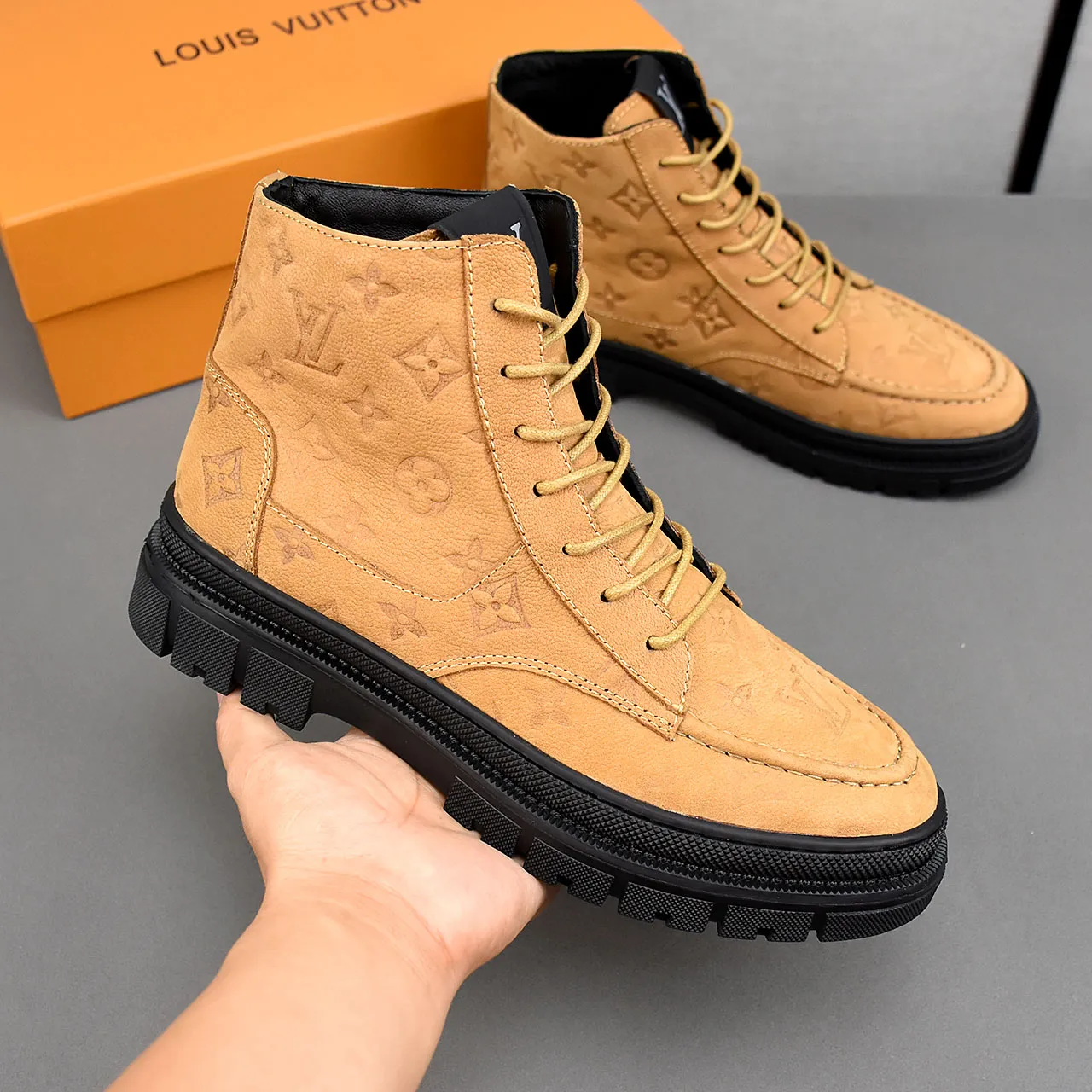 PP leather 240 gross 260👟👟👟LOUIS VUITTON LV donkey brand new thick-soled lace-up big-toe shoes men's casual shoes high-top short boots. These boots are made of waterproof nubuck to create a lightweight and comfortable shoe body. The trendy attitude of being both strong and soft makes it an everyday choice. ✔Upper: imported nubuck leather ✔Lining: sheepskin or wool ✔Outsole: molded outsole Size: 38-44